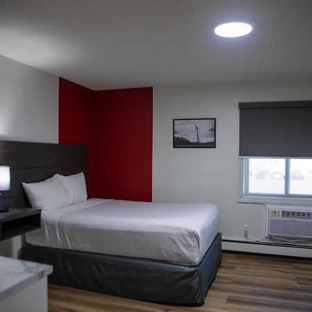 Ramada By Wyndham Dawson Creek Hotel Exterior photo