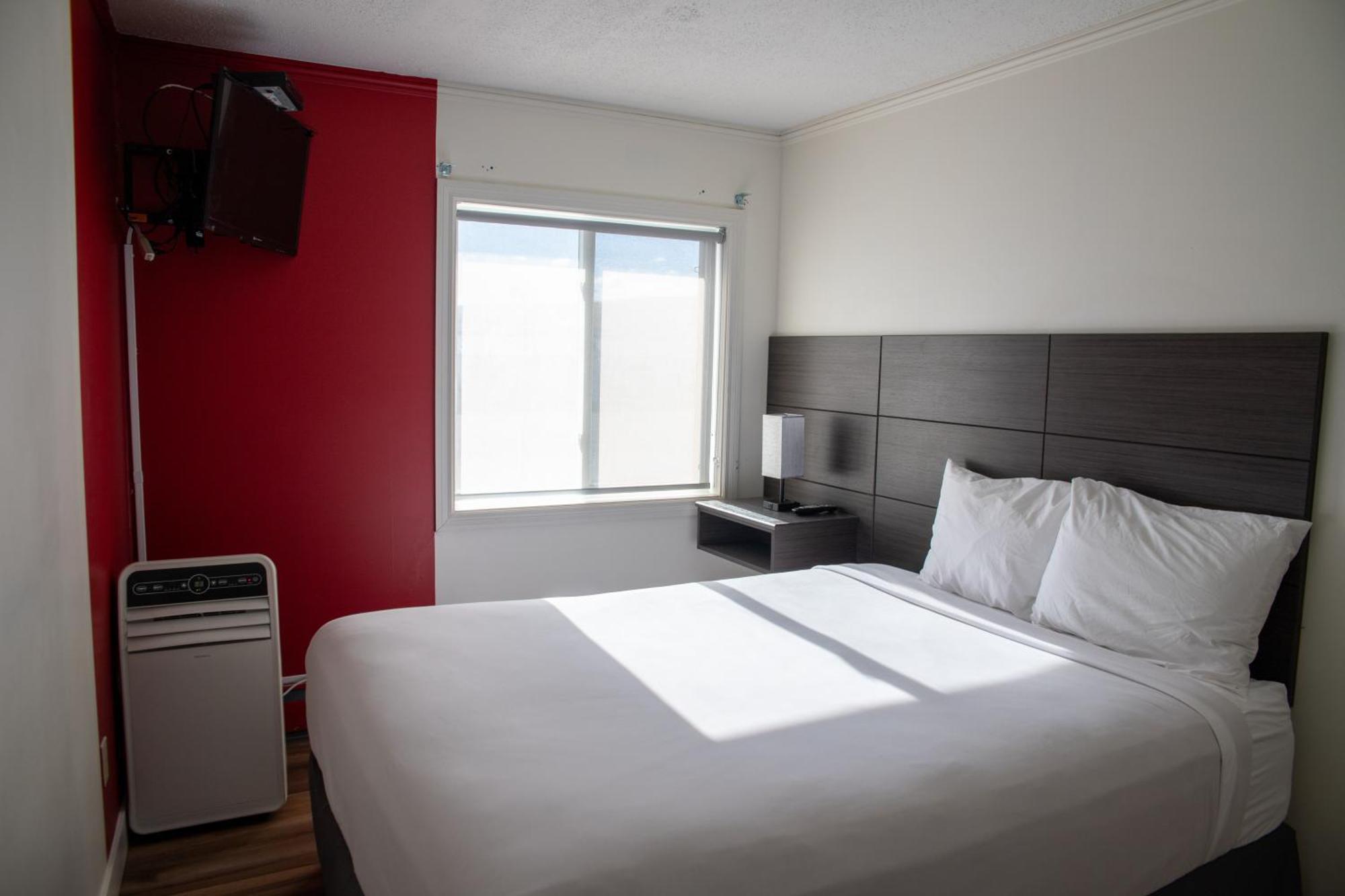 Ramada By Wyndham Dawson Creek Hotel Exterior photo