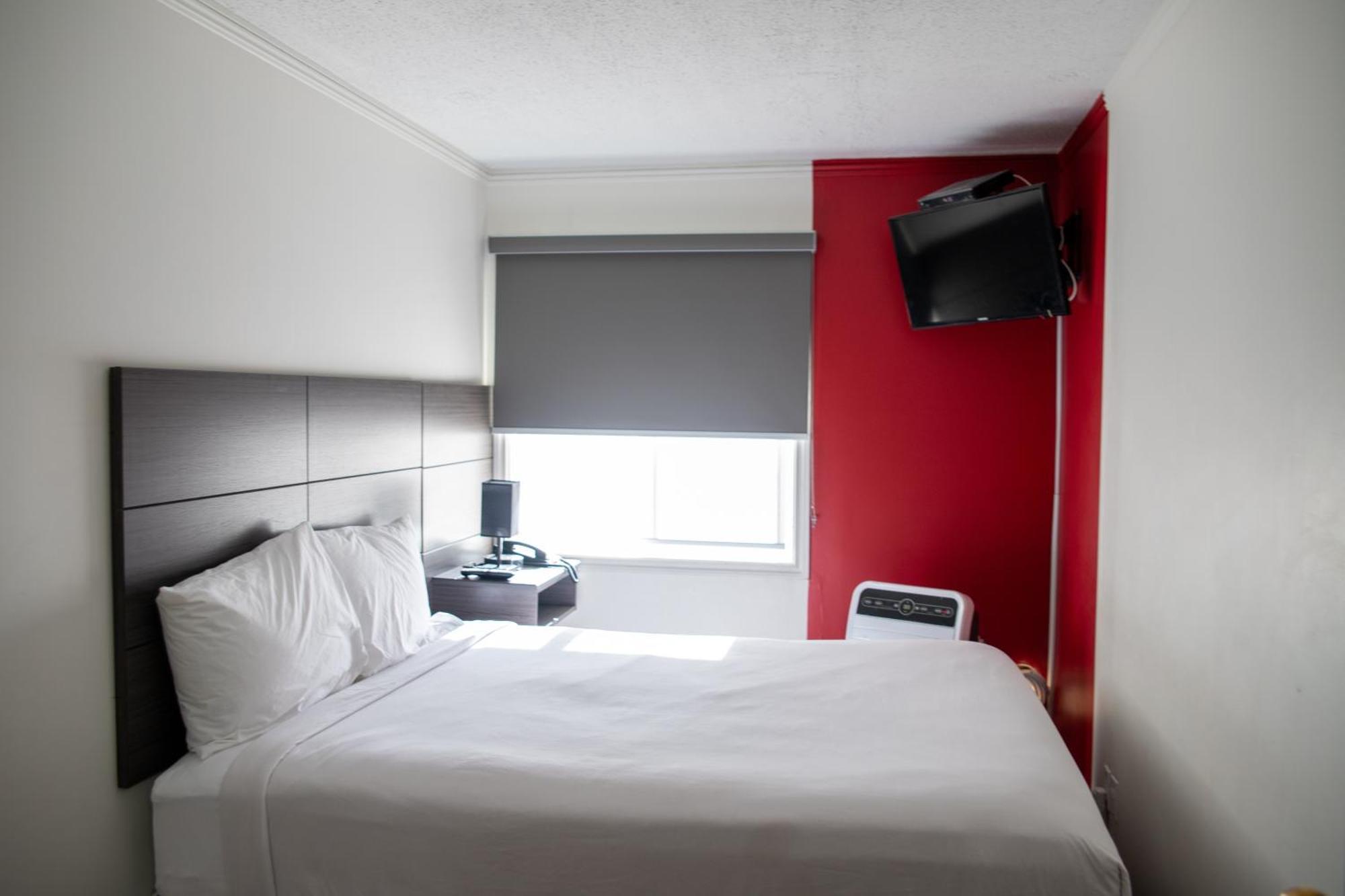 Ramada By Wyndham Dawson Creek Hotel Exterior photo