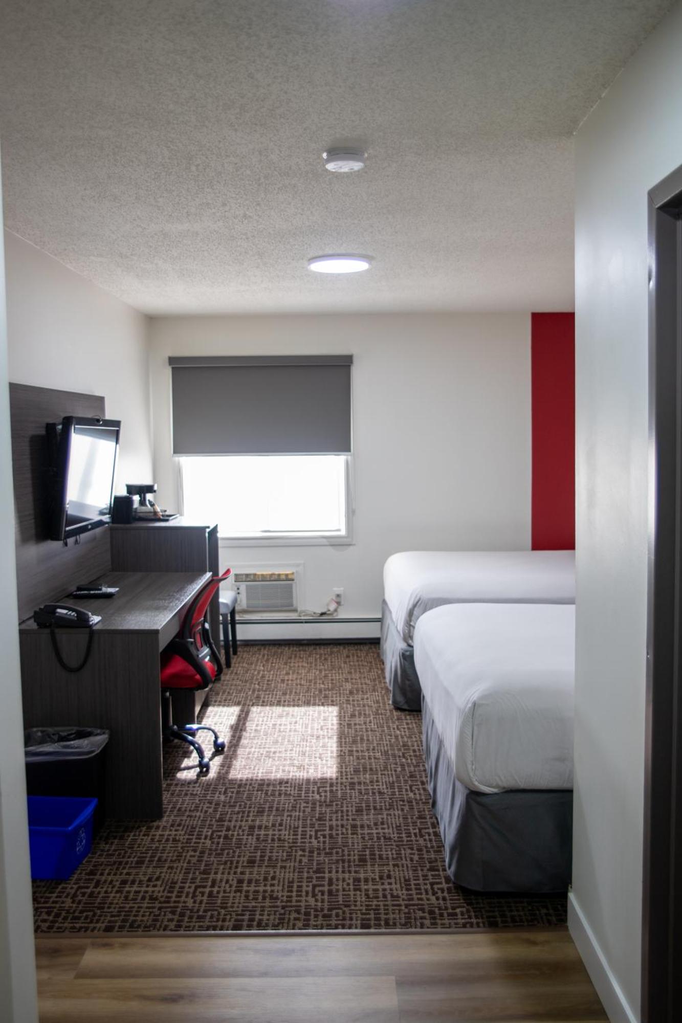 Ramada By Wyndham Dawson Creek Hotel Exterior photo