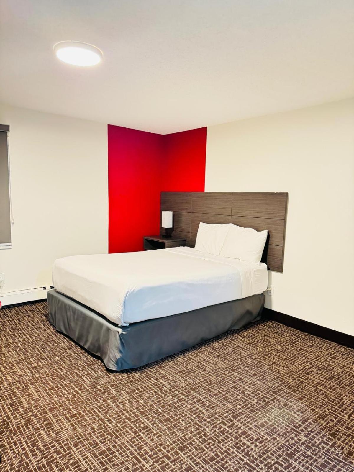 Ramada By Wyndham Dawson Creek Hotel Exterior photo