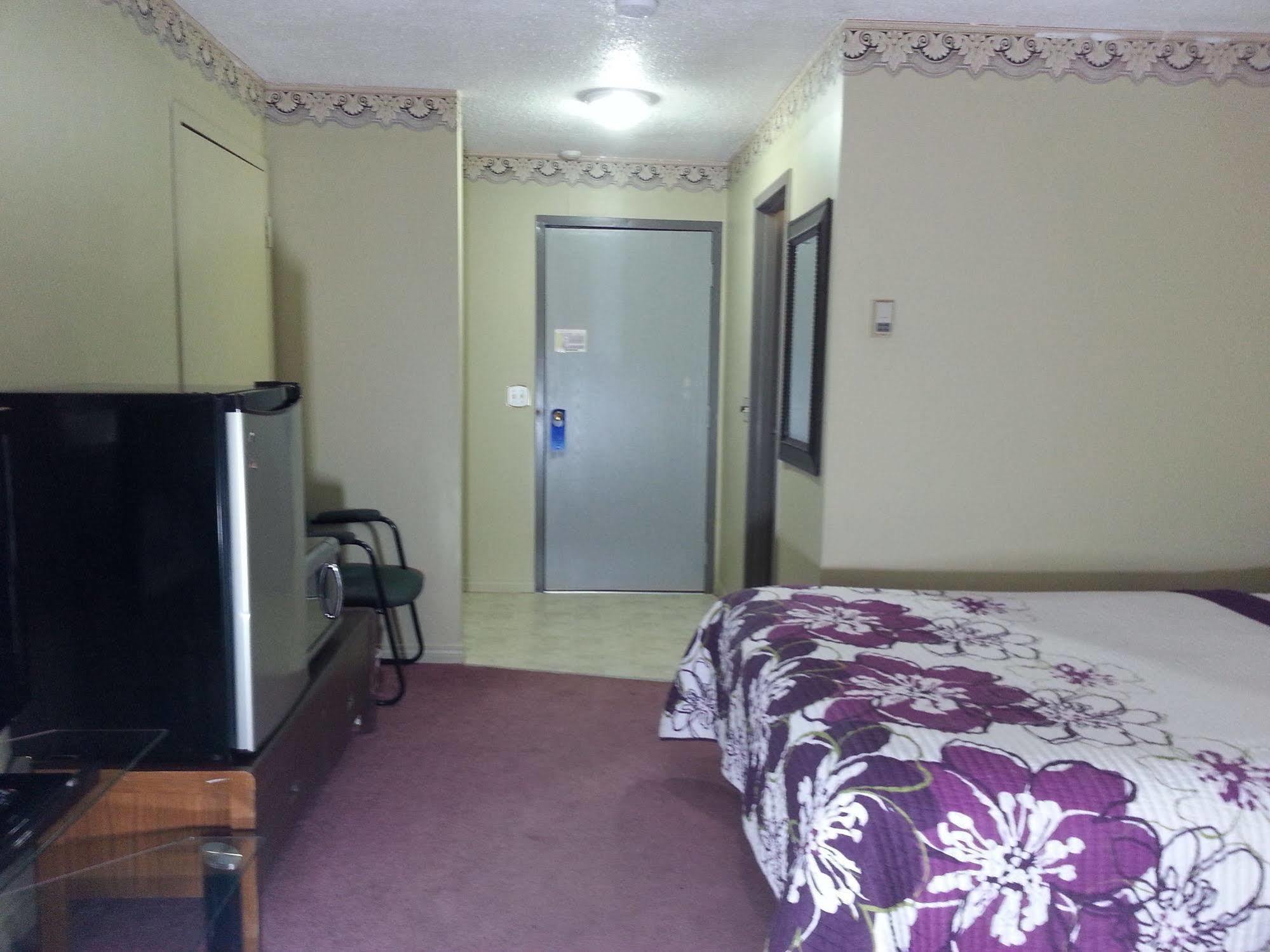 Ramada By Wyndham Dawson Creek Hotel Exterior photo